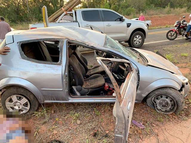 Carro capota em curva e 3 crian&ccedil;as ficam feridas na MS-450