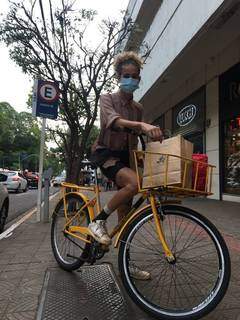 Laura começou negócio de entregar por acreditar na potência da bicicleta (Foto: Arquivo pessoal)