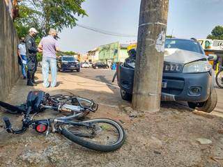 Carro foi parar no poste e bicicleta ficou danificada. (Foto: Marcos Maluf)&nbsp;
