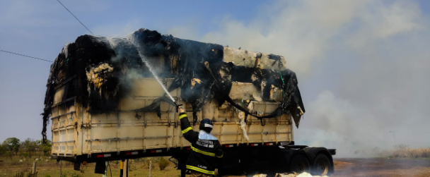 Carreta bitrem com plumas de algod&atilde;o pega fogo na MS-395