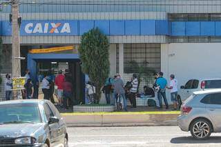 Clientes formam fila em frente de agência da Caixa, em Campo Grande (Foto: Marcos Maluf/Arquivo)