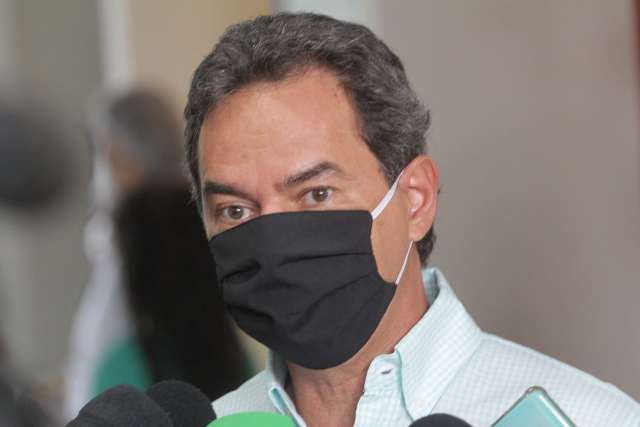 Para vacinar adolescentes, Marquinhos assinou termo de responsabilidade