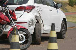 O primeiro carro atingido foi um HB20 que estava estacionado (Foto: Marcos Maluf)