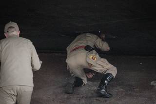 Militares do Corpo de Bombeiros analisando abertura em concreto de viaduto onde corpo foi encontrado (Foto: Marcos Maluf)