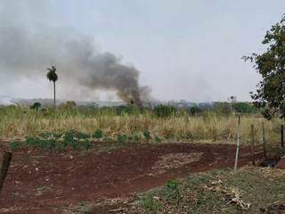 Fumaça de incêndio em vegetação se espalhando em área próxima ao assentamento Santa Mônica. (Foto: Direto das Ruas)