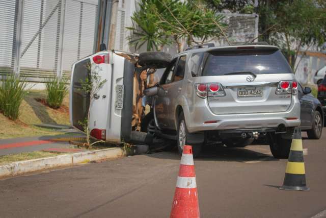 Motorista perde controle de SW4 e colide em 3 ve&iacute;culos na frente de condom&iacute;nio
