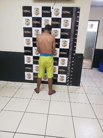 Azarado, jovem &eacute; preso ao empinar moto e quase bater em viatura da PM 
