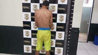 Azarado, jovem &eacute; preso ao empinar moto e quase bater em viatura da PM 
