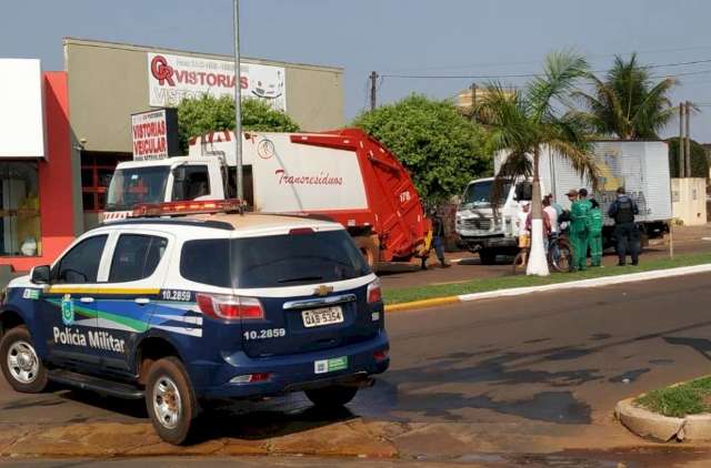 Trabalhador fica preso entre caminh&otilde;es enquanto coletava lixo 