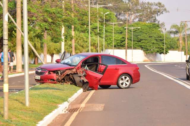 Motorista fica ferido depois de perder controle de carro e atingir coqueiro