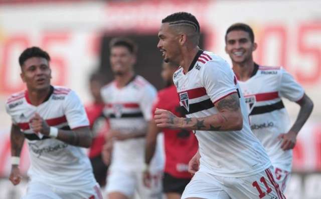 Com gols de Rigoni e Luciano, S&atilde;o Paulo vence Atl&eacute;tico-GO por 2 a 1