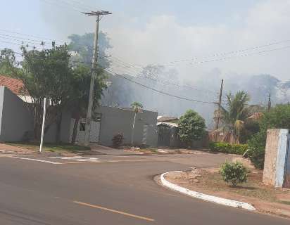 Inc&ecirc;ndio em mata se aproxima de casas no Santo Eug&ecirc;nio
