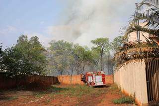 Bombeiros controlam fogo perto de casas com 600 litros de &aacute;gua