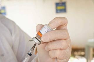 Dose da vacina contra a covid-19. (Foto: Henrique Kawaminami) 