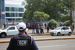 Participantes do lado de fora de um dos locais de prova do concurso da Guarda Civil Metropolitana. (Foto: Paulo Francis)