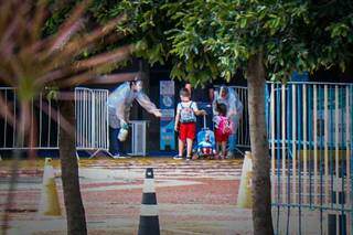 Entrada de alunos em um colégio particular de Campo Grande. (Foto: Henrique Kawaminami)