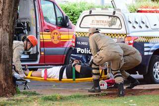 Motorista foi socorrido pelo Corpo de Bombeiros para uma unidade de saúde. (Foto: Vinicius Santana)