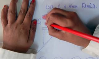 Criança aprende a escrever (Foto: Marcello Casal Jr./Agência Brasil)