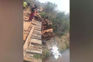 Caminhão carregado de ração tombou de ponte, em Paranaíba. (Foto: Redes Sociais)