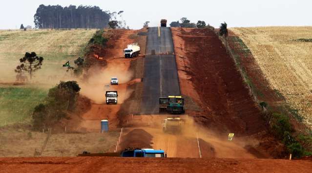 Tr&ecirc;s frentes aceleram pavimenta&ccedil;&atilde;o de 113 km de rodovias em MS