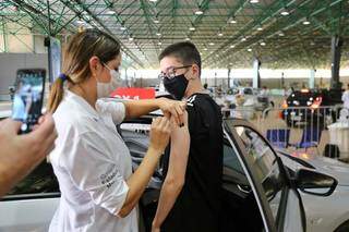 Jovem se vacina contra a covid-19, em Campo Grande. (Foto: Paulo Francis)