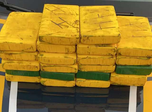 Casal &eacute; preso com 23 kg de coca&iacute;na pura em carro, ao lado da filha de 6 anos
