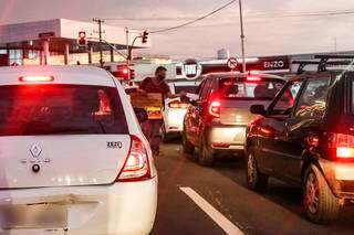 Venezuelano pede ajuda em semáforo da Capital. (Foto: Kísie Ainoã)