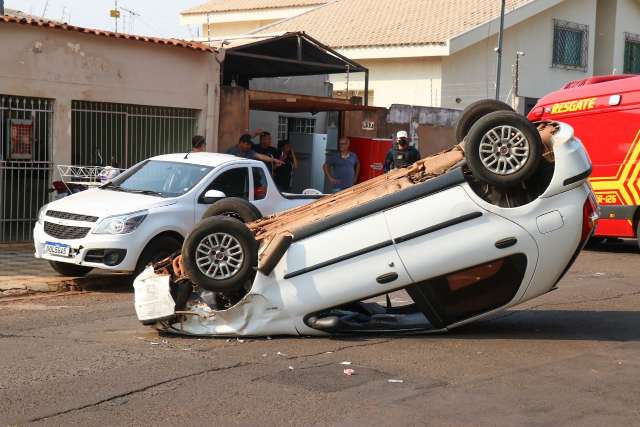 Motorista tem mal s&uacute;bito, bate em ve&iacute;culo estacionado e capota