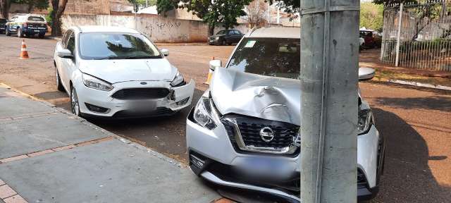 Carros estacionados confundem motorista e colis&atilde;o arremessa SUV contra poste