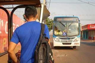 Onda de assaltos em pontos de &ocirc;nibus assusta trabalhadores no Caiob&aacute; logo cedo