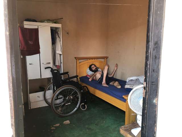 Sem assist&ecirc;ncia, cadeirante n&atilde;o sai da cama h&aacute; 1 semana e fica dias sem comer