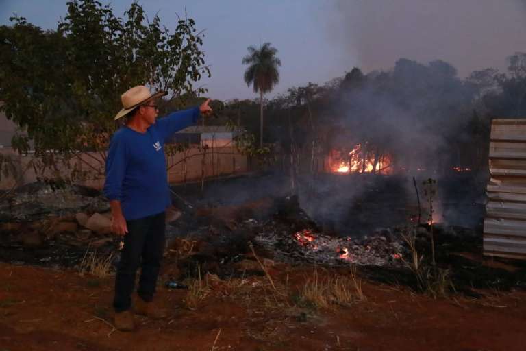 Morador da região aponta para um dos focos de incêndio no Parque dos Poderes, em foto tirada em 20 de agosto (Foto: Kísie Ainoã/Arquivo)