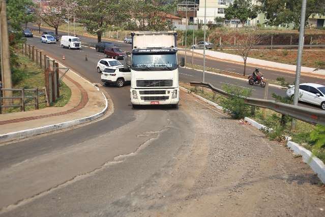 Caminh&atilde;o desce de r&eacute;, atinge dois carros e fecha acesso a pontilh&atilde;o