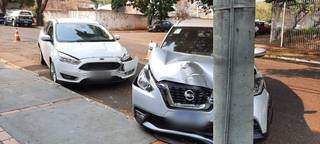 Carros estacionados confundem motorista e colisão arremessa SUV contra poste Carros estacionados confundem motorista e colisão arremessa SUV contra poste