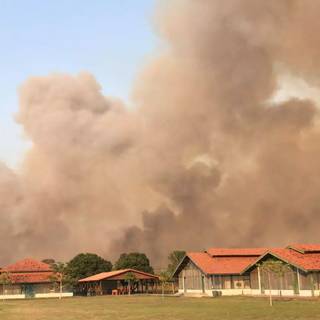 Fumaça vista da sede da escola ribeirinha Jatobazinho. (Foto: Direto das Ruas)