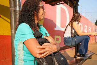 Onda de assaltos em pontos de &ocirc;nibus assusta trabalhadores no Caiob&aacute; logo cedo