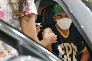Adolescente sendo imunizado em Campo Grande. (Foto: Paulo Francis)