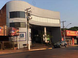 Viatura da Polícia Civil em frente a endereço de uma das empresas, em Maracaju. (Foto: Tudo do MS)