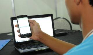 Jovem utiliza celular e notebook para fazer suas aulas. (Foto: Reprodução/SED-DF)