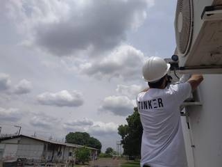 Especialista realizando manutenção em ar-condicionado na Capital. (Foto: Divulgação)