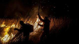 Militares realizando combate noturno em locais de incêndio na região pantaneira. (Foto: Divulgação)