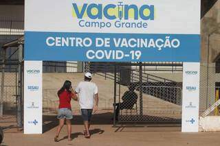 Pessoas entram em um dos pontos de vacinaçao contra a covid-19 em Campo Grande (Foto: Marcos Maluf/Arquivo)