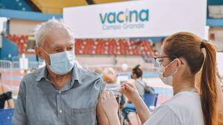 Idoso recebe dose da vacina em posto montado no Guanandizão. (Foto: PMCG)