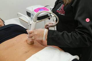 Paciente realizando procedimento de Hidrolipo. (Foto: Kísie Ainoã)