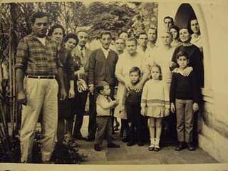 Família Bruno reunida em Miranda, por volta da década de 60. (Foto: Arquivo Pessoal)