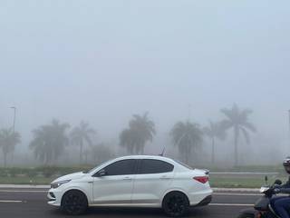 Neblina toma conta de avenida de Ponta Porã, na fronteira do Brasil com o Paraguai. (Foto: Direto das Ruas)