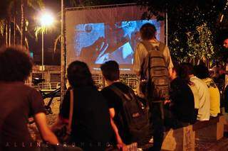 Exibição de filmes ao ar livre do cineclube. (Foto: Aline Romero)