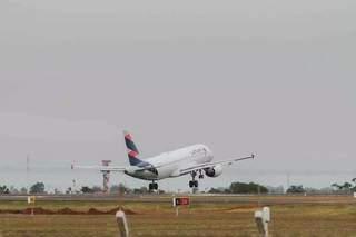 Avião da Latam decolando do Aeroporto de Campo Grande. (Foto: Marcos Maluf / Arquivo)