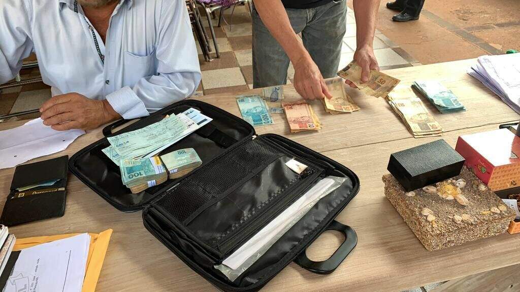 Agentes contam dinheiro e cheques apreendidos em operação, hoje cedo (Foto: Divulgação)