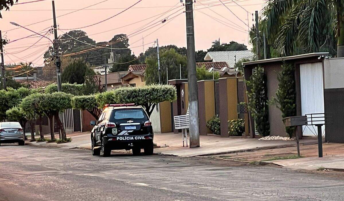 Viatura da Polícia Civil na casa do ex-prefeito de Maracaju, Maurílio Azambuja. (Foto: Tudo do MS)